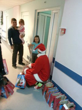 Copiii din Secţia de Pediatrie, vizitaţi de Moş Crăciun